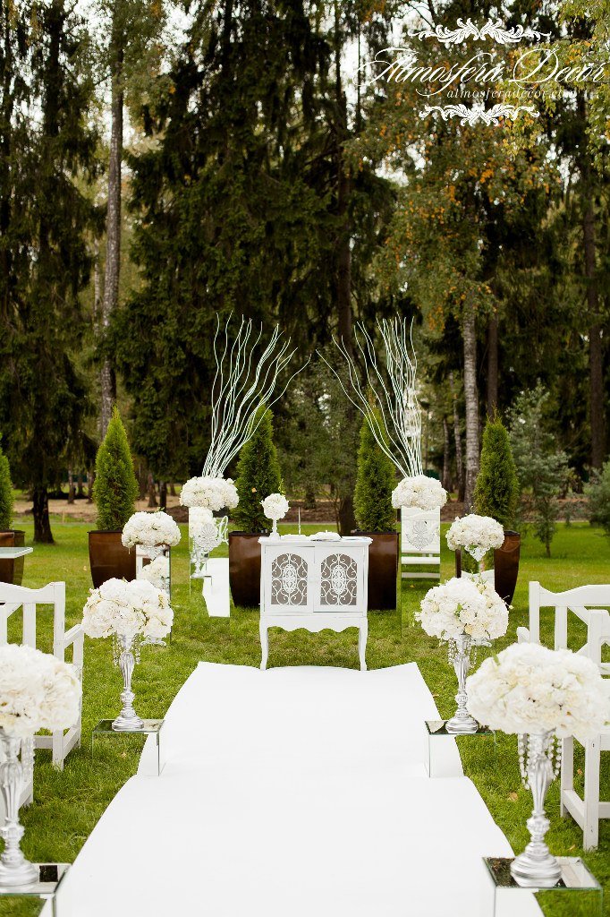 Церемония бракосочетания в белом цвете