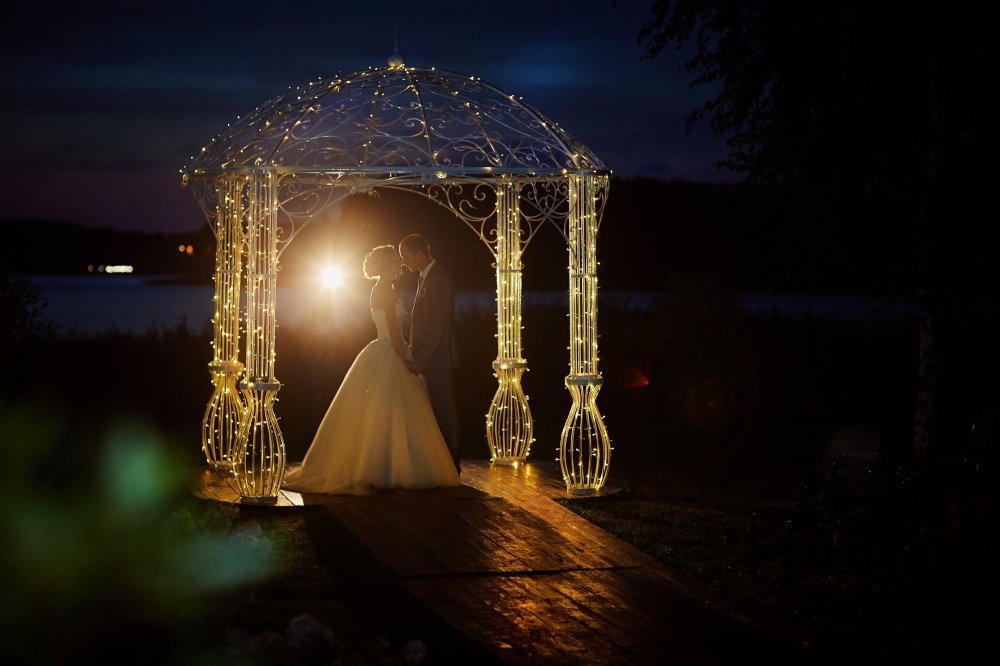 Вечерняя прогулка: фото жениха и невесты в винтажной освещаемой беседке