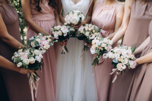 Платья подружек невесты из шифона в пудровых и кофейных цветах